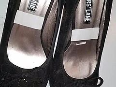 Nachbarin ihre Schuhe mit Sperma geschmiert