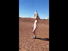 desnuda con una pistola