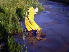 Gelber PVC Anzug im Schlamm