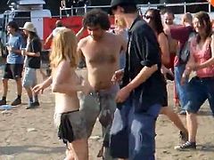 Rubia perfecta desnuda bailando en un festival