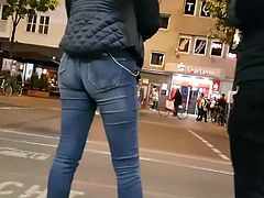 SEXY ASS IN JEANS