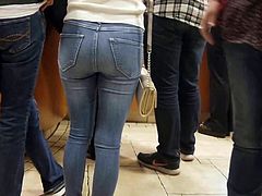 Candid petite teen ass in tight jeans