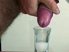 2 Ladungen Sperma ins Glas gespritzt