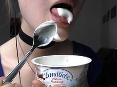 Cute girl licks cream - Une jolie fille leche de la creme