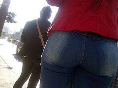 SDRUWS2 - PERFECT EBONY BUBLE BUTT AT A BUS STOP