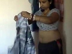 Hot Desi Bhabhi Wearing Saree