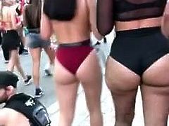 Gringa puta con medias en rave mueve rico culo en publico