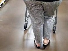Mature lady with nice ass in supermarket