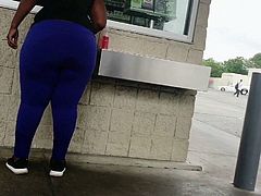 Phat ass black girl in blue yoga pants