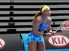 Serena Williams entrenando en hotpants