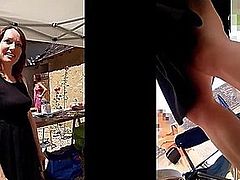 Upskirt Fuckable Milf auf dem Markt