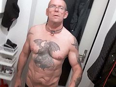 Nacktsklave zum Muell 01