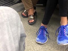 Beaux pieds orientale dans le metro