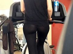 Amateur in leggings caught in candid gym footage