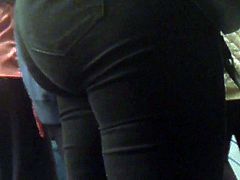 Big round ass in tight jeans, culote redondo y apretado