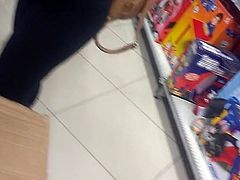 Gostosa de leg indo as compras