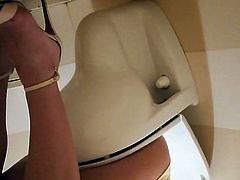 Bathroom Spy - High heels and great ass