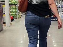 Nice Hips and Ass MILF Walking