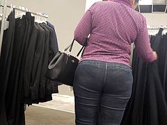 Older lady nice big ass in tight jeans dpl