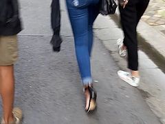 Milf. Sexy ass in skinny jeans and heels. French