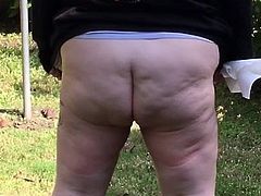 Sexy BBW pees in the backyard