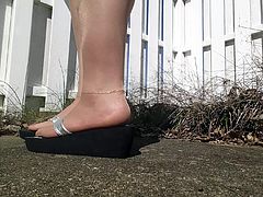 outdoor PANTYHOSE foot, toe soles tease