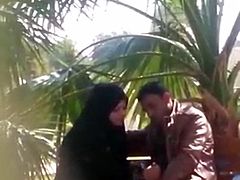 Arab lady gives blow job in park