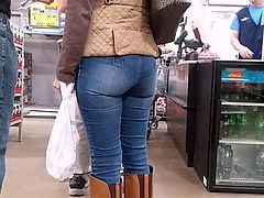 Candid sexy latina milf in tight jeans with a tight ass.