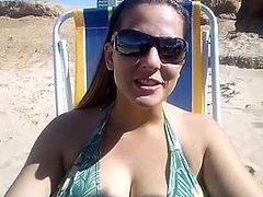 Peituda tetas pulando na praia