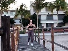 Viviana Romero  poniendo su cuerpo bueno pal productor BCS