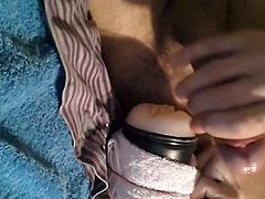 FUN PUSSY AND CUMSHOT OUTSIDE FLASHLIGHT FUCK