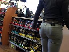 Must See Shorty Bubble Butt in Jeans