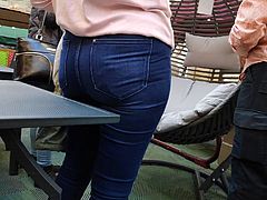 Juicy ass milfs and her daughters in tight jeans