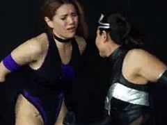 2 women fighting