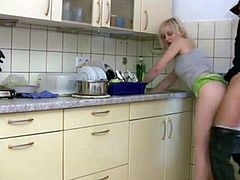 Junge Deutsch Blondine whrend Abwasch gefickt