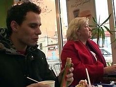 Smart guy picks up huge grandma in the cafe