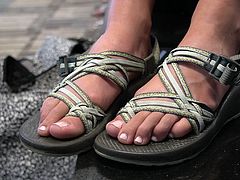 4k close up on candid feet (long toes)