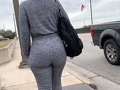 Ebony jiggling her THICK ass