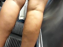 Upskirt on escalator 88 no panty