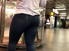 Czech holidays - big ass in the subway