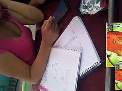 Estudiantes haciendo la tarea