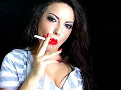 A girl red lips smoking tooo hard sexy hot masturbation issssssssss