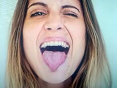 Cumtribute tongue out