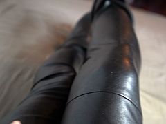 http://img1.xxxcdn.net/0k/f0/m4_leather_leggings.jpg