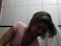Brazilian girl um the badroom