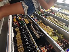 novinha de minishortinho mostrando o rabinho no supermercado