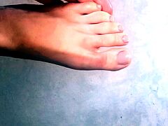 Amateur Foot Fetish Girlfriend Sucks and gives a Footjob