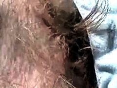 Die dreckige haarige Falte einer deutschen Frau