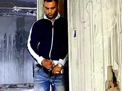 Espiando um macho latino amador se masturbando at o orgasmo